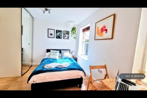 Studio to rent, Hampton, London, TW12