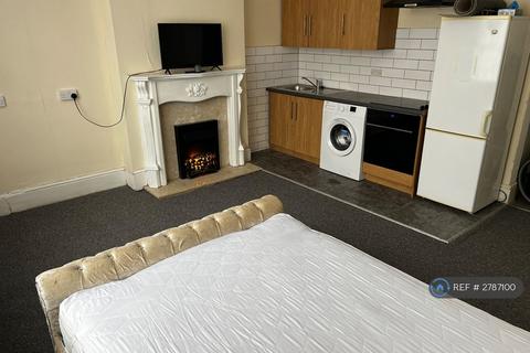 Studio to rent, London, London, N13