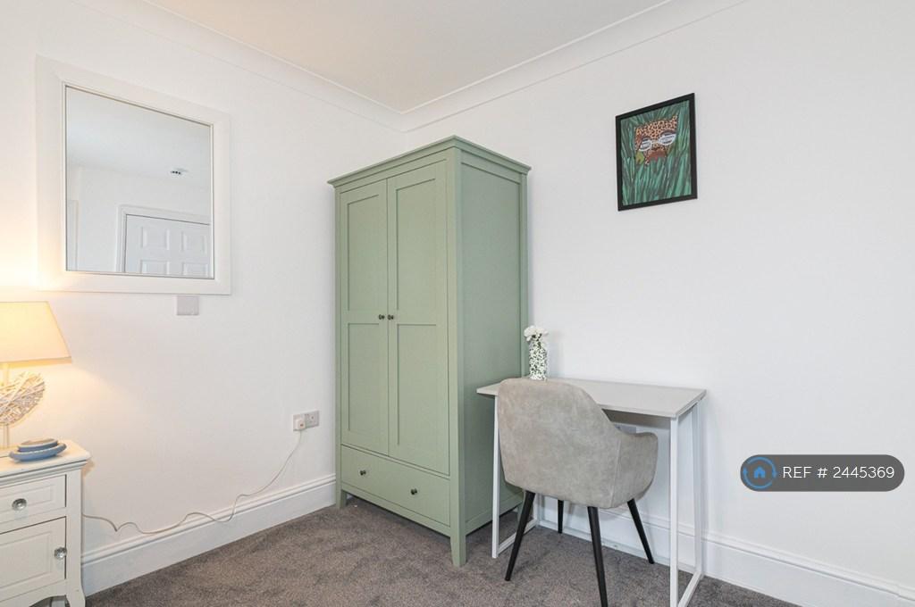 Double Bedroom 2 - Wardrobe And Desk