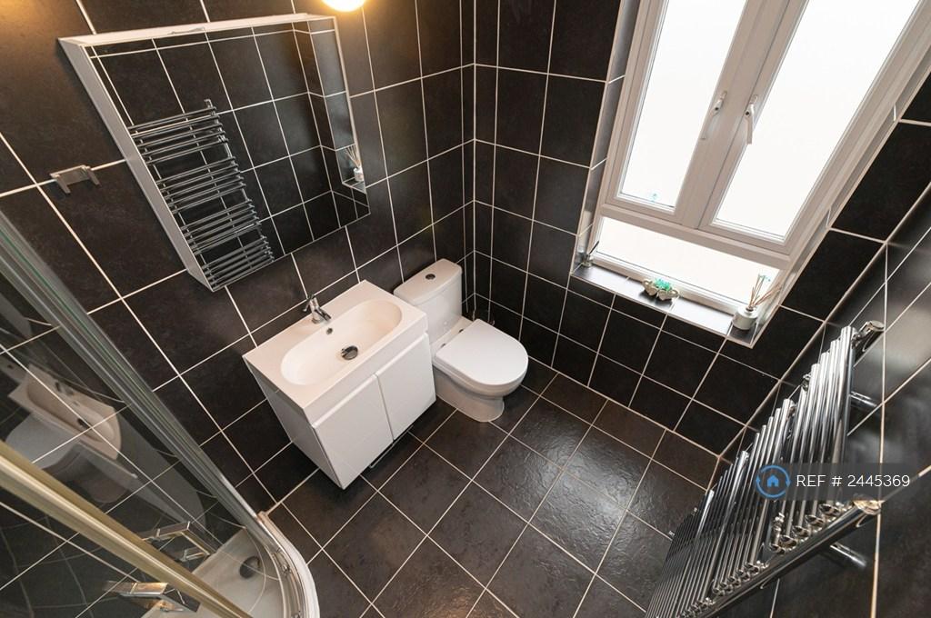 1st Floor Main Bathroom