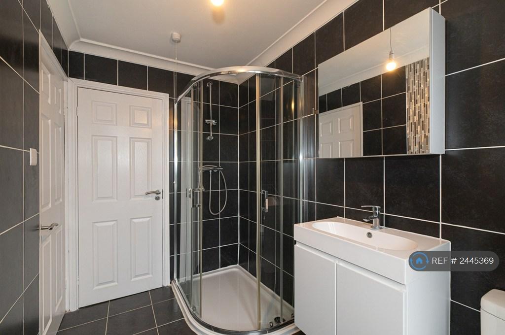1st Floor Main Bathroom