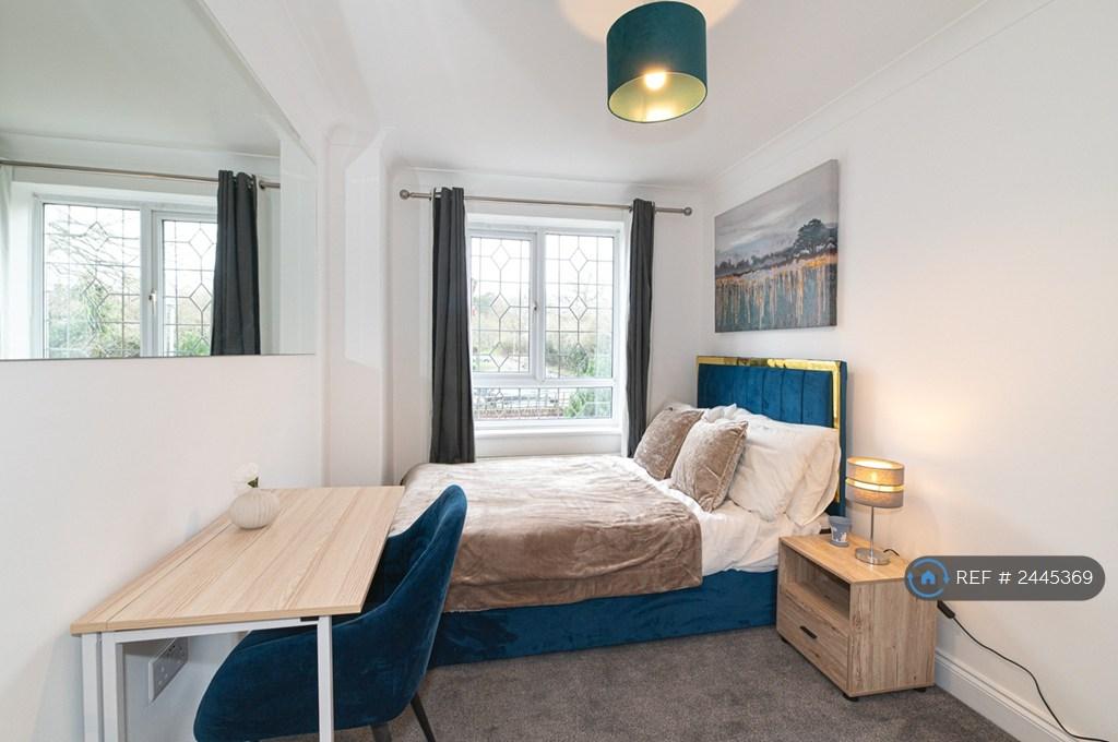 Double Bedroom 3 - With Desk