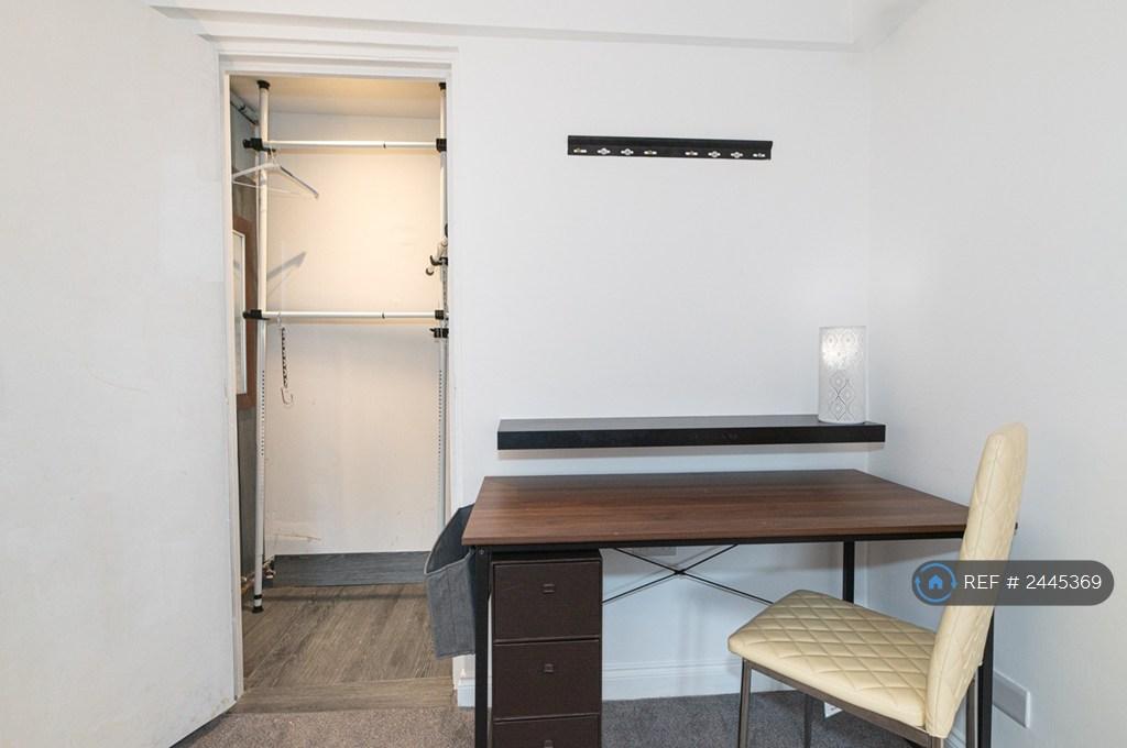 Double Bedroom 1 - Built Wardrobe