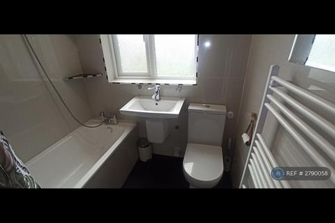 2 bedroom flat to rent, Warwick Road, Thornton Heath, CR7