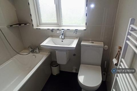 2 bedroom flat to rent, Warwick Road, Thornton Heath, CR7