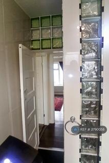 2 bedroom flat to rent, Warwick Road, Thornton Heath, CR7