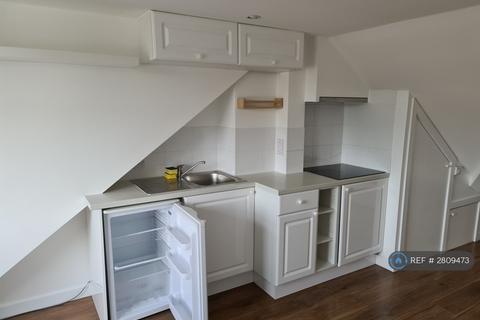 1 bedroom in a house share to rent, Lisbon Avenue, Twickenham, TW2