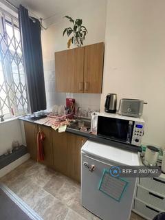 Studio to rent, Parade Mansions, London, NW4