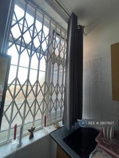 Studio to rent, Parade Mansions, London, NW4