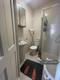 Studio to rent, Parade Mansions, London, NW4