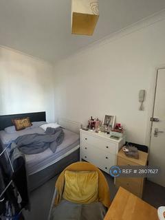 Studio to rent, Parade Mansions, London, NW4
