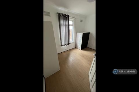 3 bedroom maisonette to rent, Eastern Road, London, SE4