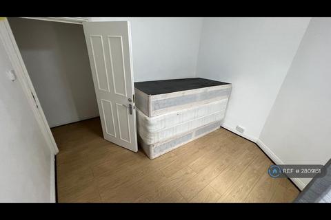 3 bedroom maisonette to rent, Eastern Road, London, SE4