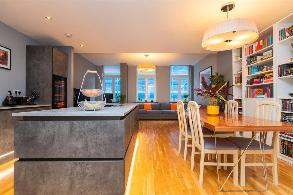Kitchen/ Dining Area