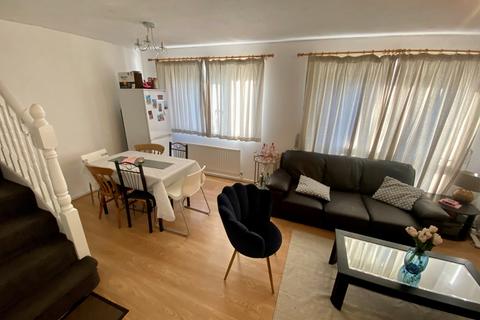 3 bedroom property to rent, Falcon Close, Nottingham, NG7