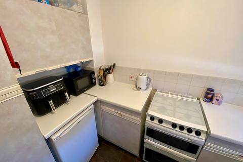 3 bedroom property to rent, Falcon Close, Nottingham, NG7