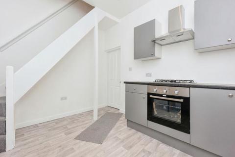 2 bedroom end of terrace house to rent, Dane Road, Sale, M33