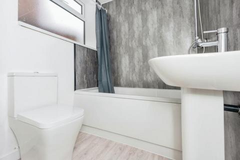2 bedroom end of terrace house to rent, Dane Road, Sale, M33