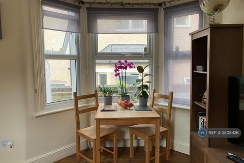2 bedroom maisonette to rent, Griffin Road, London, SE18