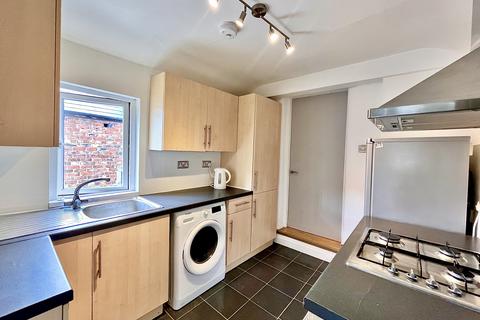 3 bedroom flat to rent, Simonside Terrace, Newcastle upon Tyne, NE6