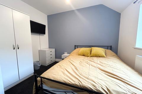 1 bedroom in a house share to rent, Greenroyd Avenue, Bolton, BL2