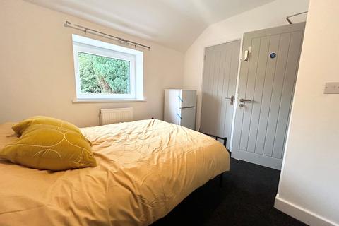 1 bedroom in a house share to rent, Greenroyd Avenue, Bolton, BL2