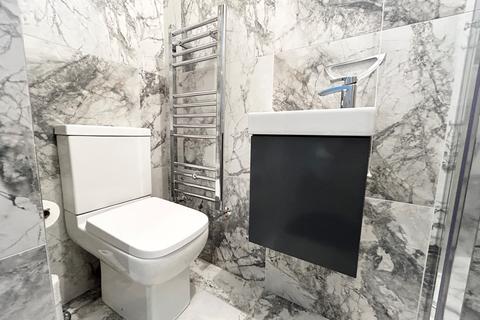1 bedroom in a house share to rent, Greenroyd Avenue, Bolton, BL2
