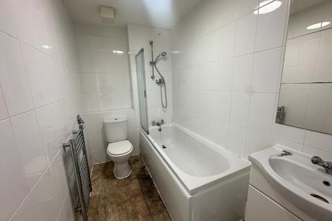 2 bedroom apartment to rent, Montague Road, Manchester, M16