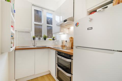 2 bedroom maisonette for sale, Clapham Common North Side, London