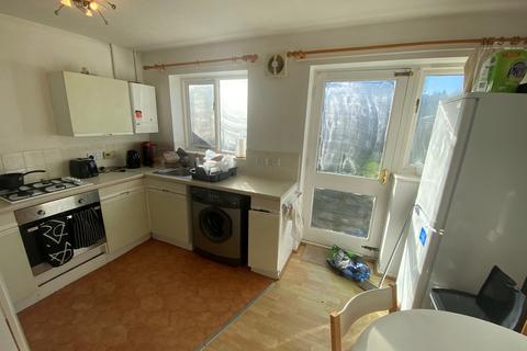 2 bedroom semi-detached house to rent, Peregrine Close, Nottingham, NG7