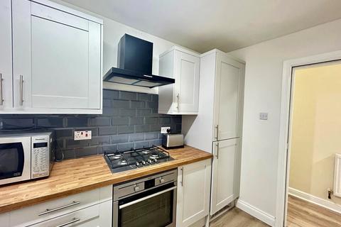 3 bedroom apartment to rent, Tennyson Street, Nottingham, NG7