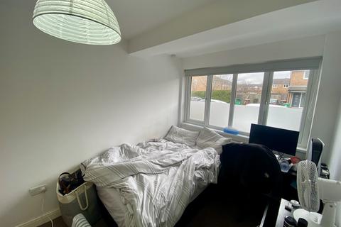 undefined, Falcon Close, Nottingham, NG7