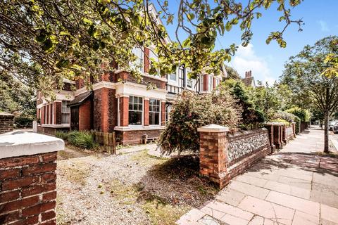 2 bedroom flat to rent, Worthing, BN11