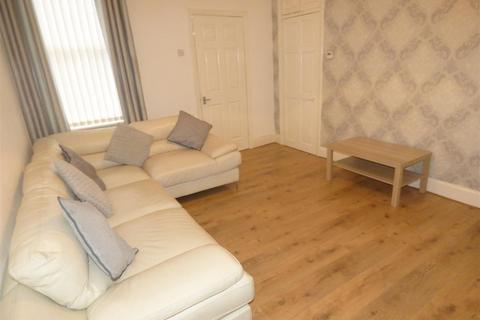 3 bedroom flat to rent, Warton Terrace, Heaton