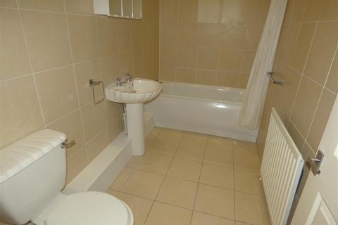 3 bedroom flat to rent, Warton Terrace, Heaton
