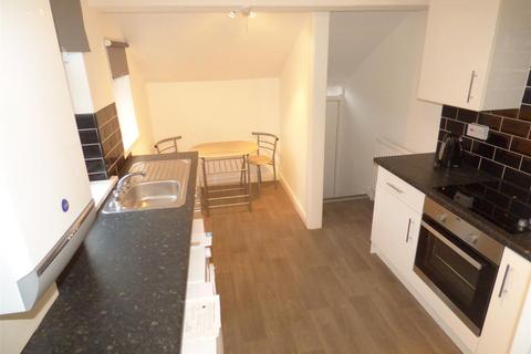 3 bedroom flat to rent, Warton Terrace, Heaton