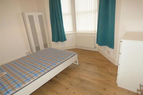 3 bedroom flat to rent, Warton Terrace, Heaton