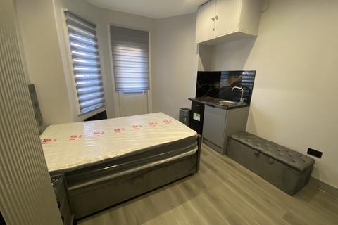 1 bedroom in a house share to rent, Southend-on-Sea, SS2