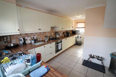 3 bedroom terraced house to rent, Latchetts Shaw, Basildon, SS16