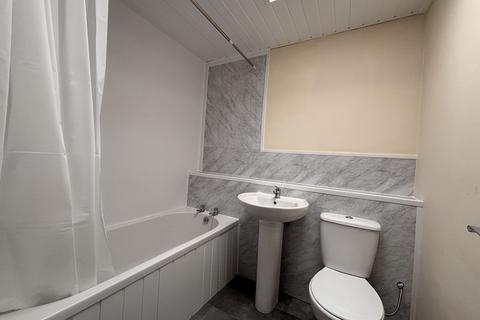 2 bedroom flat to rent, Lodge Road, Rugeley, WS15