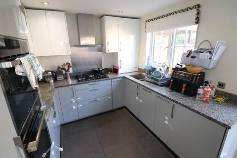 3 bedroom house to rent, Royal Oak Chase, Basildon, SS15