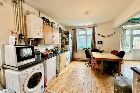 5 bedroom house to rent, Rolleston Drive, Nottingham, NG7