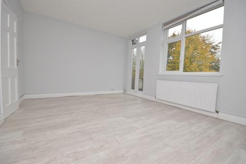 3 bedroom maisonette to rent, Claybury Broadway, Ilford, IG5 0LQ