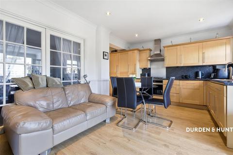 3 bedroom end of terrace house for sale, Roding Lane North, Woodford Green, IG8
