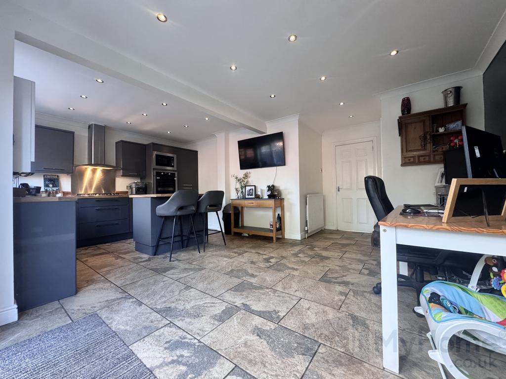 Open plan kitchen / dining