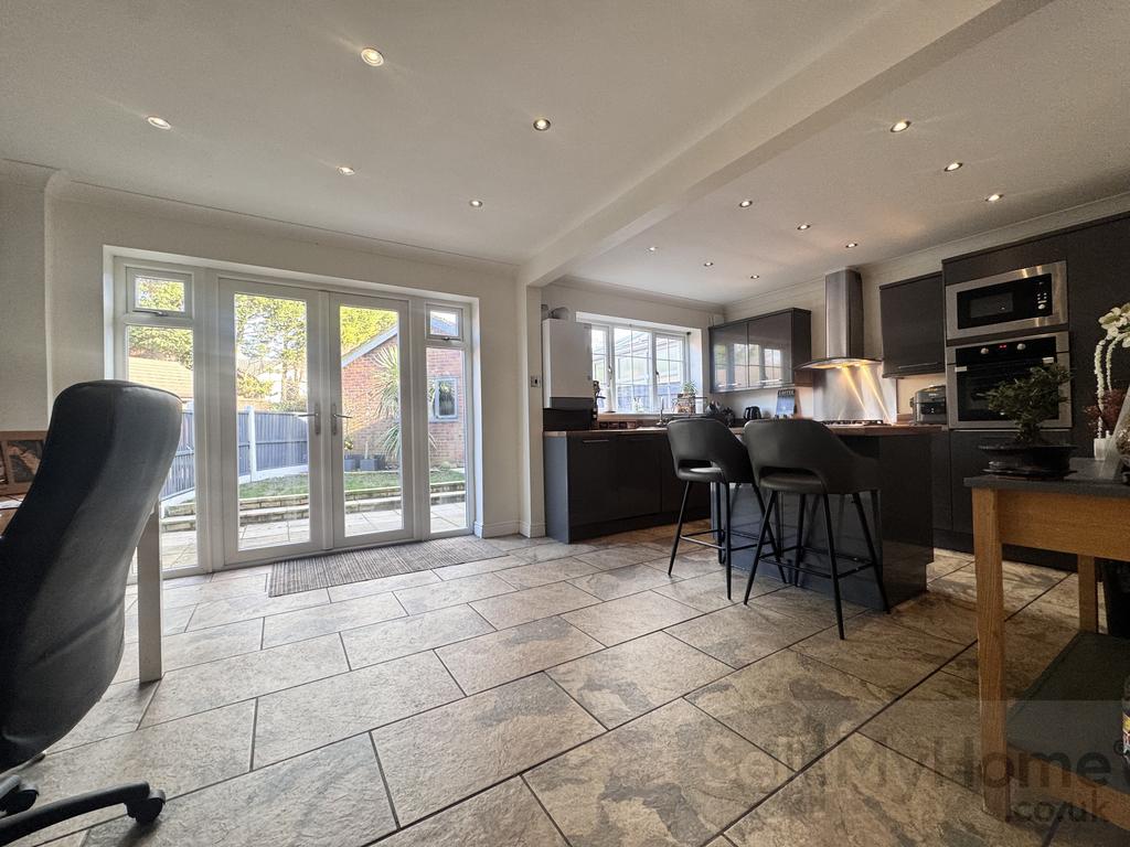Open plan kitchen / dining
