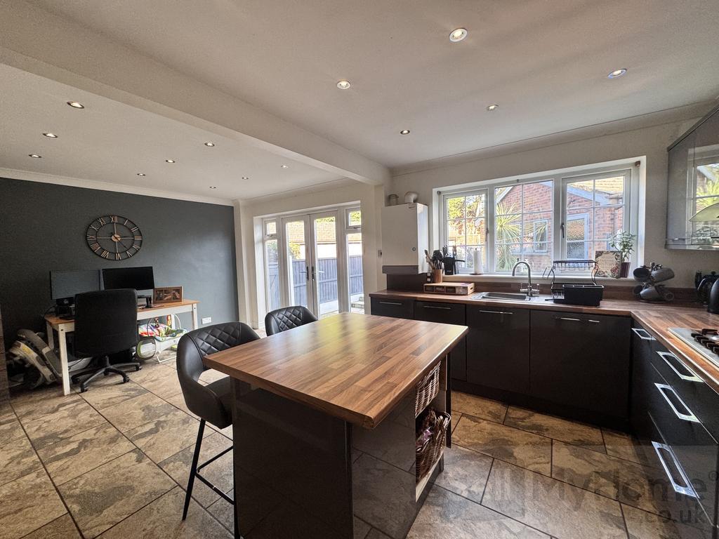 Open plan kitchen / dining