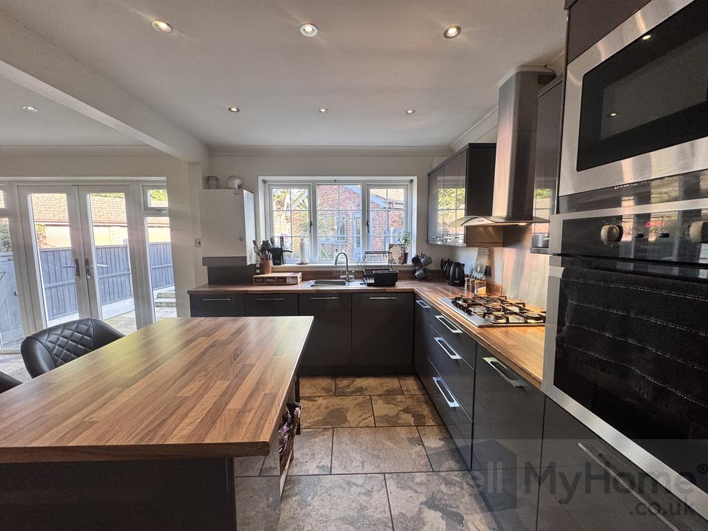 Open plan kitchen / dining