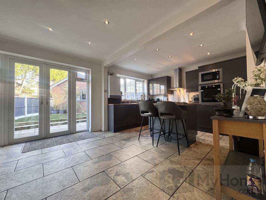 Open plan kitchen / dining