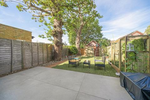 undefined, Oak Avenue, Hampton TW12